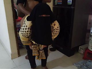 (Indian Hot Maa ke sath Beta Jabardasti chudai) When stepmom opened the fridge, stepson fucked and put her in the fridge