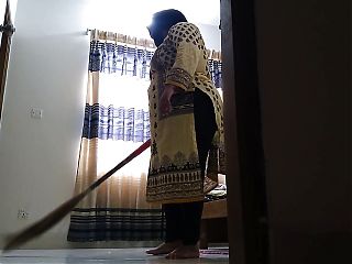(Tamil Maid ki jabardast Chudai har din) Cute maid gets fucked like this every day while sweeping the house - Indian Sex