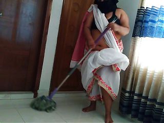 Gujarati aunty ko mast chudai jab ghar mene jhado lagaty hu (indian desi aunty in saree gets anal fucked by a guy)